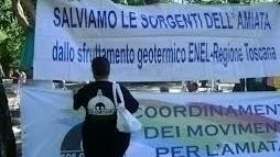 Alcuni dei manifesti spesso mostrati alle iniziative di protesta contro lo sfruttamento geotermico sull’Amiata, la petizione avviata dai Comitati ha raggiunto le cinquecento firme