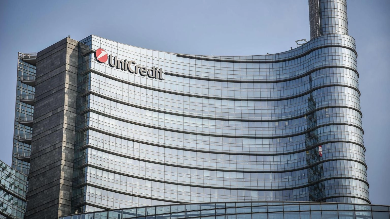 Unicredit compra il 4,5% di Commerzbank per 702 milioni