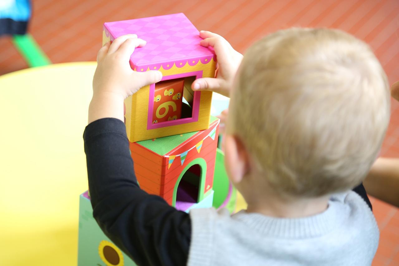 Un bambino che gioca in un asilo nido