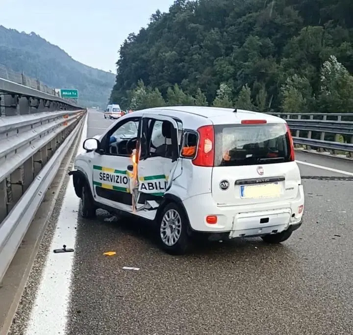 Tragedia in autostrada: sbalzato dall’abitacolo, muore travolto dalla sua stessa auto