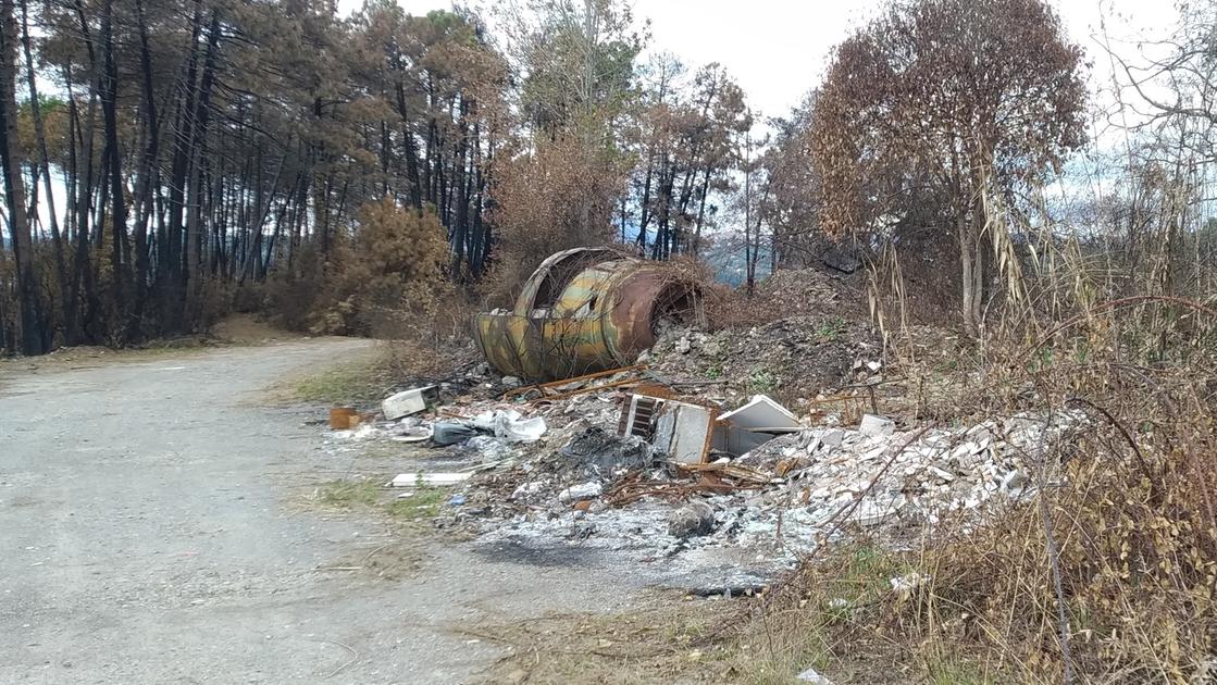 L’incendio svela una maxi discarica. Amianto, cerchioni, carcasse d’auto. E una betoniera piena di cemento