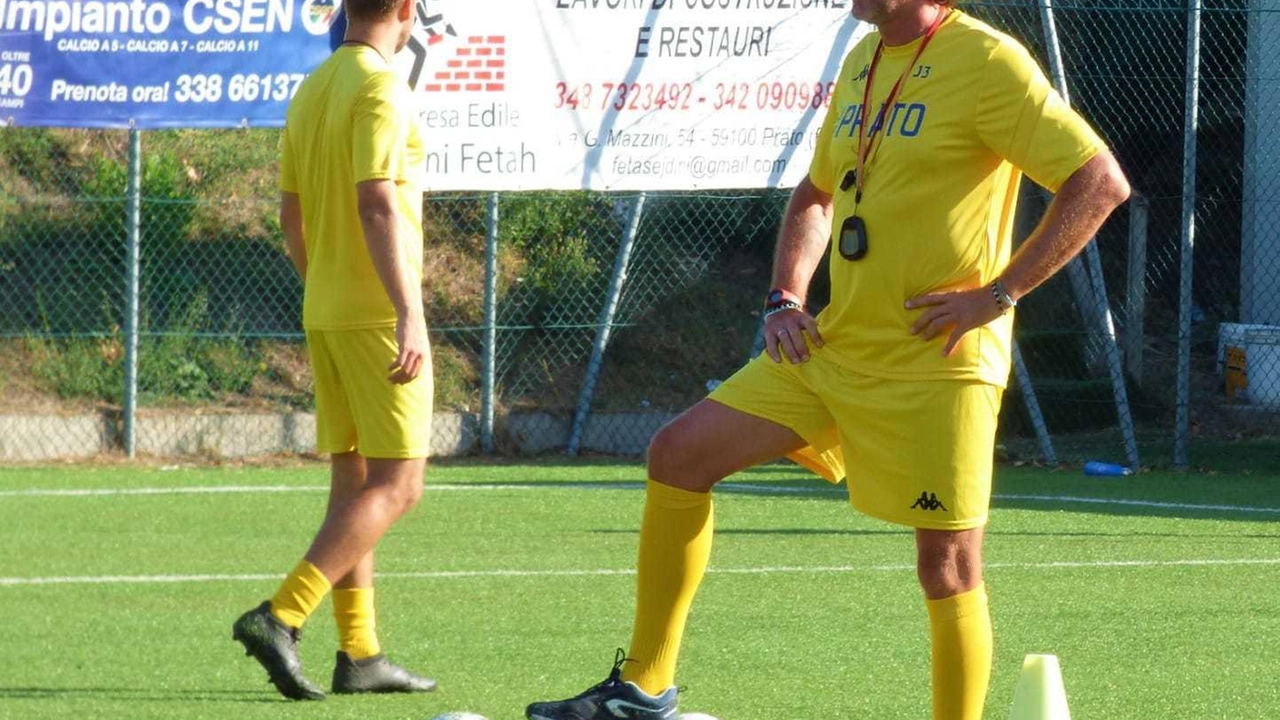 Maurizio Ridolfi, tecnico dell’Ac Prato, durante una seduta d’allenamento