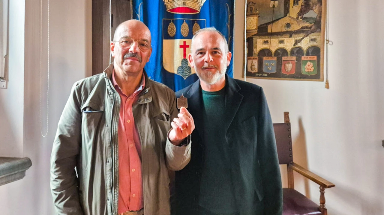 L’esperto di metal detector Patrizio Barlondi con il sindaco