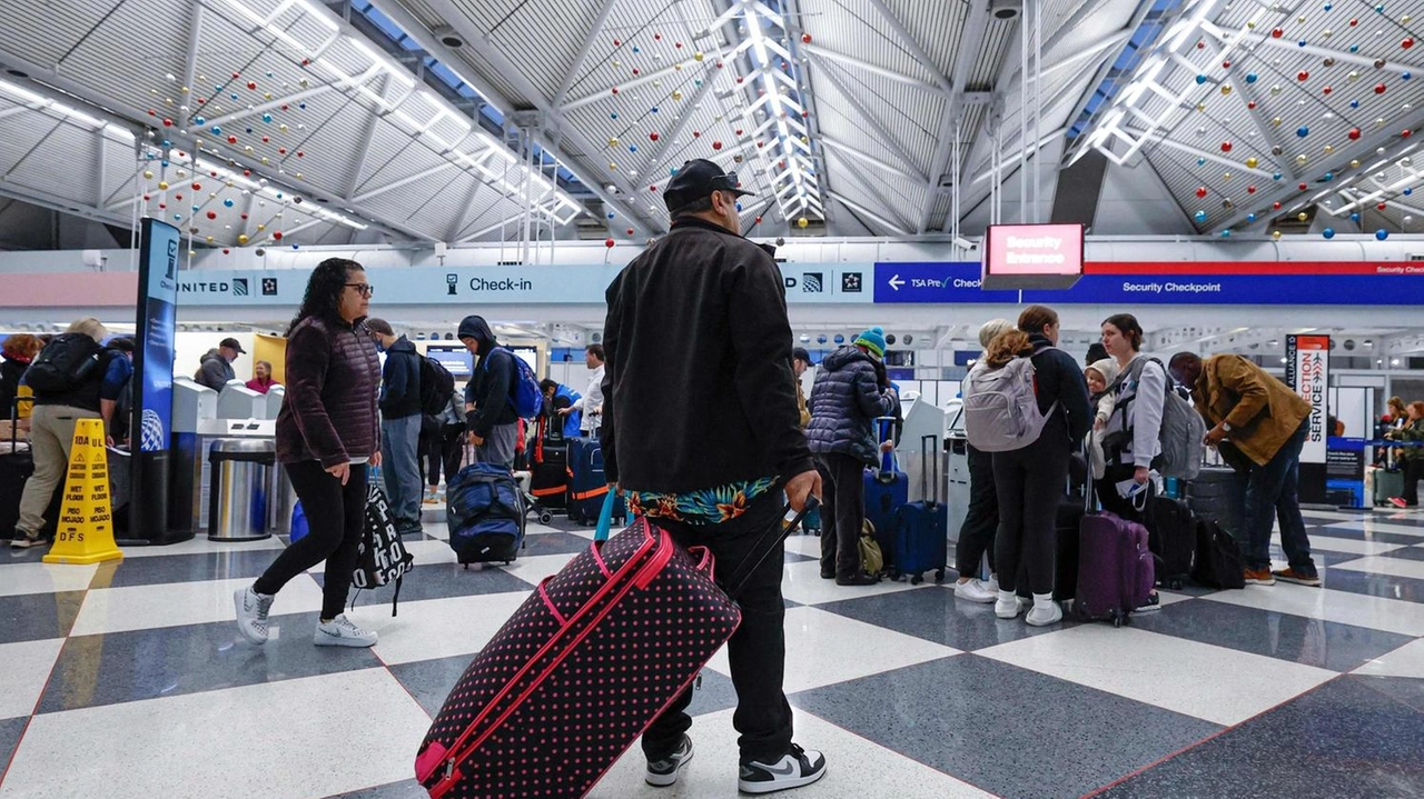 Studenti in partenza in aeroporto. L’Erasmus sostiene scambi di apprendimento all’estero e partenariati in materia di istruzione e formazione