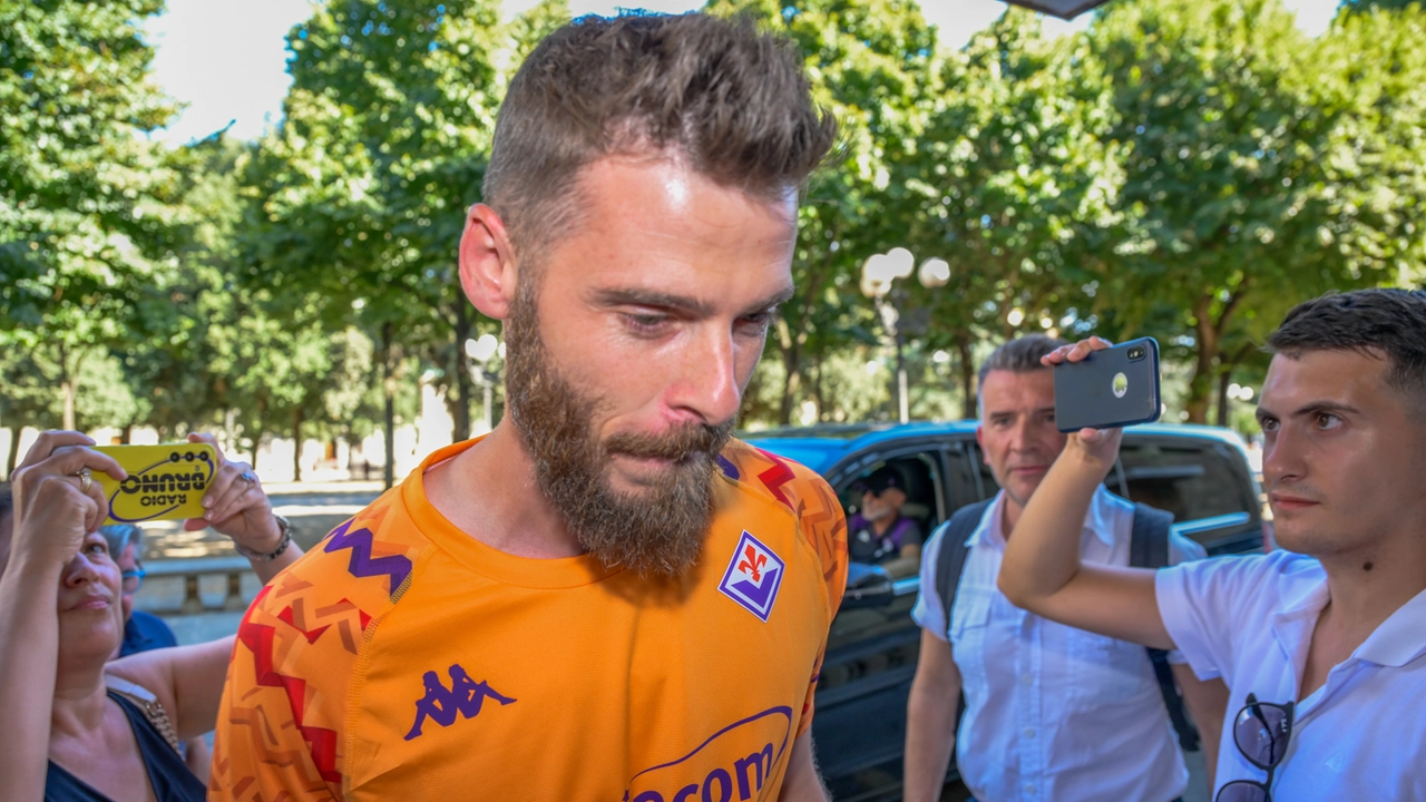 David De Gea è stato presentato oggi come nuovo portiere della Fiorentina. Il portiere spagnolo, 34 anni, è reduce da un anno di inattività: "Ho scelto subito Firenze"