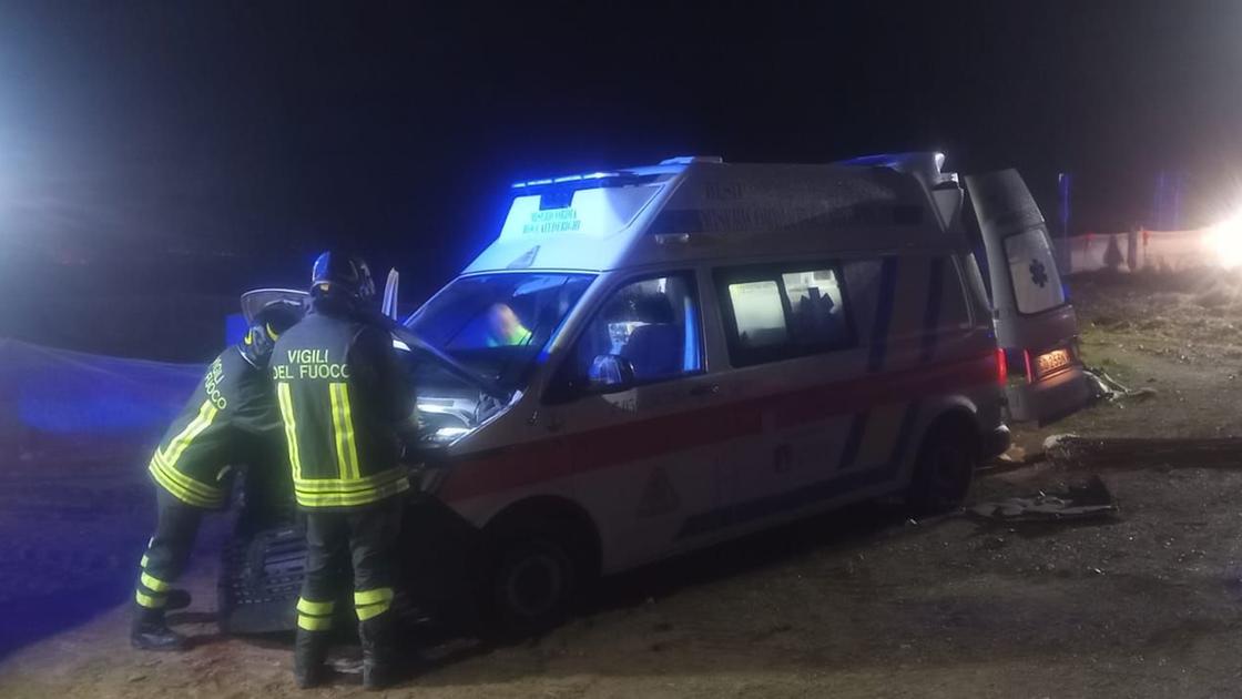 Ambulanza finisce fuori strada, ferita la paziente a bordo