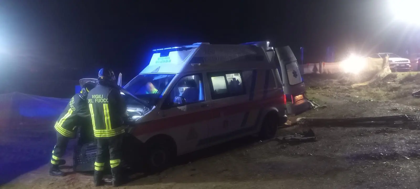 Ambulanza finisce fuori strada, ferita la paziente a bordo