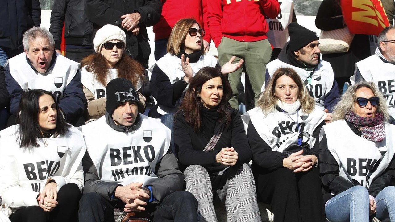 La parlamentare del Pd, Laura Boldrini, con i lavoratori del sito Beko di Siena durante l’ultima manifestazione di protesta