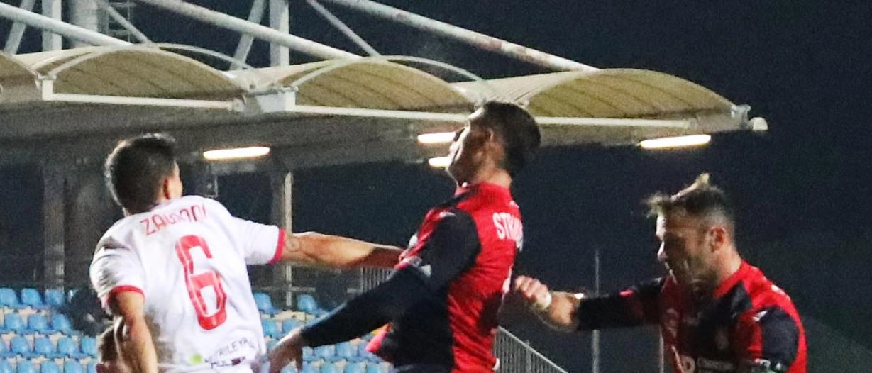 Il Gubbio affronta l'Ascoli in Serie C: i bianconeri in crisi nonostante una rosa di valore. La delusione dei tifosi marchigiani e le aspettative deludenti.