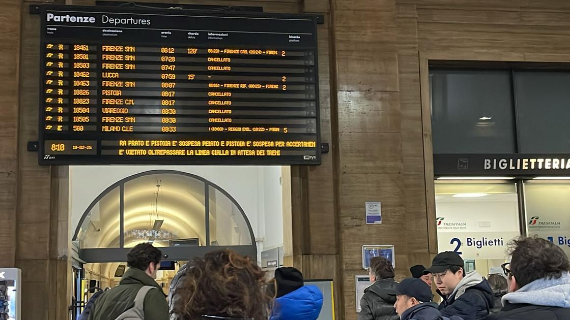 Muore investito sui binari, molti treni cancellati: caos e disagi nelle stazioni