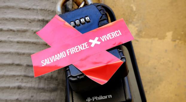 Firenze, altro blitz di notte contro le keybox delle case per turisti: “Tutto resta come prima”