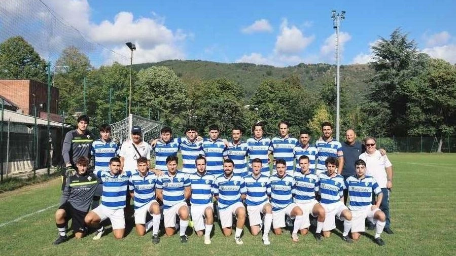 La rosa del. Prato Sport, militante in Terza Categoria, schierata per la foto di rito di inizio stagione