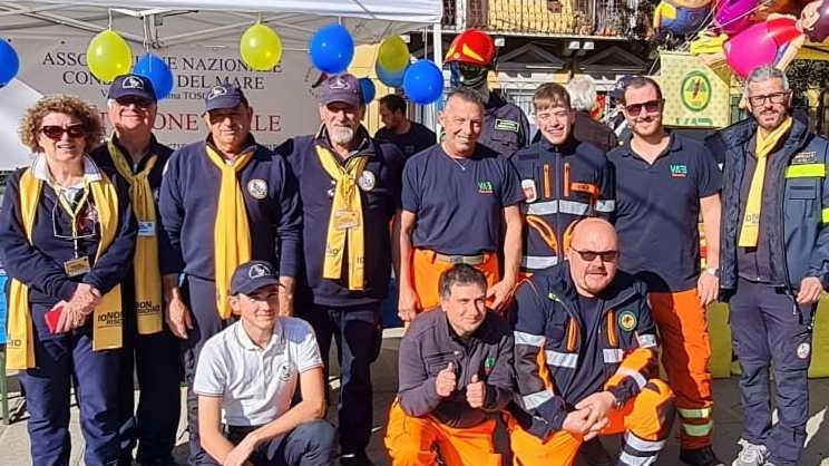 Il team dei volontari del Consolato del mare che conla Vab nello scorso fine settimana sono stati in piazza Gramsci per dimostrazioni e per una campagna di sensbilizzazione sulla prevenzione e sulla solidarietà