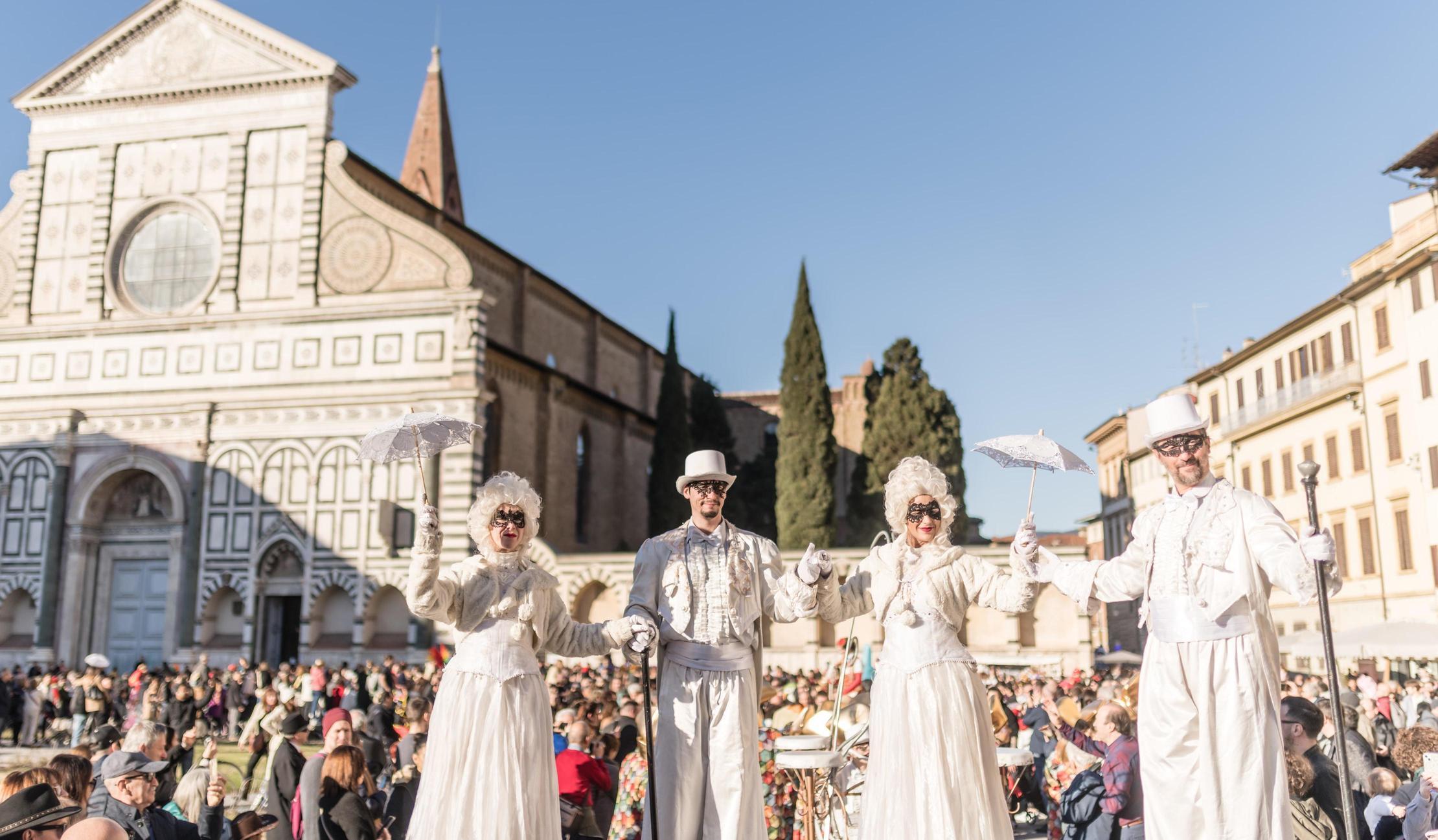 Carnevale tra magia e tradizioni. Il gran ballo a Palazzo Vecchio. Sfilata in maschera per il centro