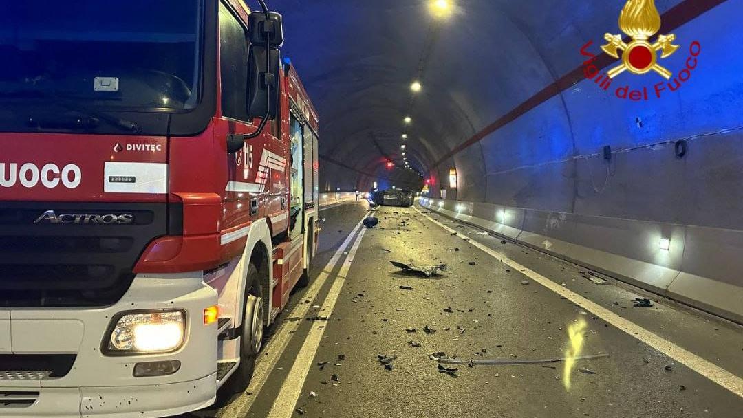 Scontro tra auto, una si ribalta. Il conducente estratto dalle lamiere