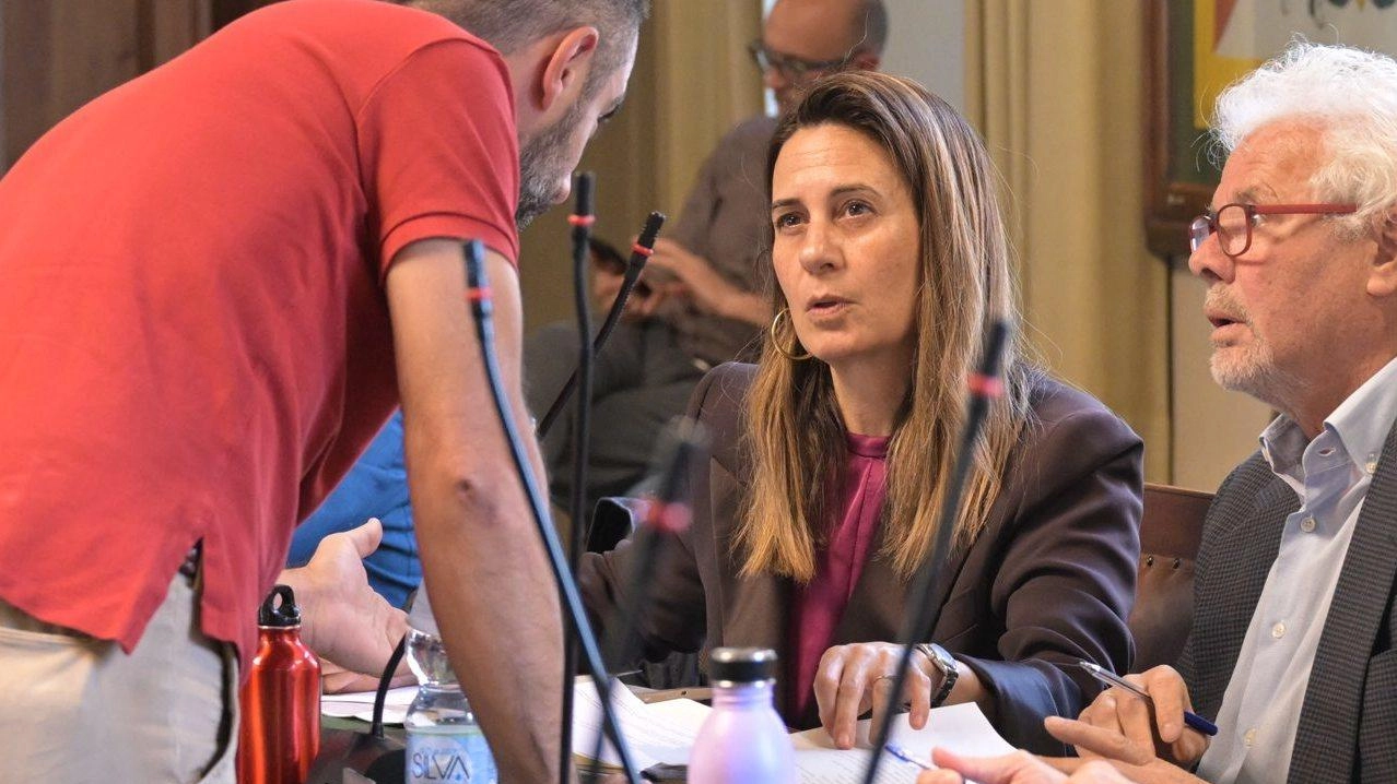 Opposizioni scatenate “Devasterà il bilancio“