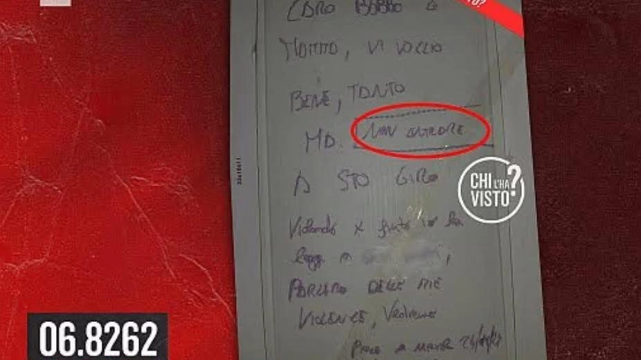 Il cartello scritto a penna è stato trovato appeso a un albero di piazza Italia, nell’area di sosta dei pullman di linea