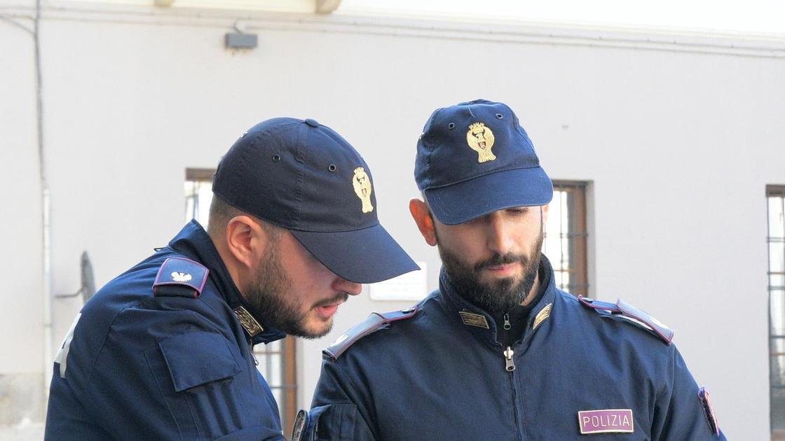 https://www.lanazione.it/image-service/view/acePublic/alias/contentid/NDJjMTE4YmYtMWNjMS00/0/inseguimento-e-arresto-blitz-della-polizia-in-via-milano-pusher-finisce-in-manette.jpeg?f=16:9&w=1200&h=630