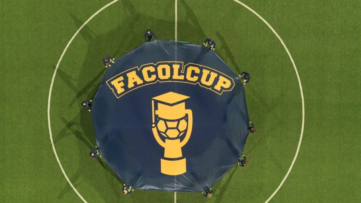 Il logo della Facolcup in mezzo campo