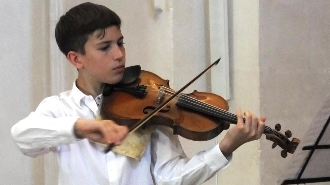 A 15 anni è già una star del violino. Simone Pini solista, dirige Lanzetta