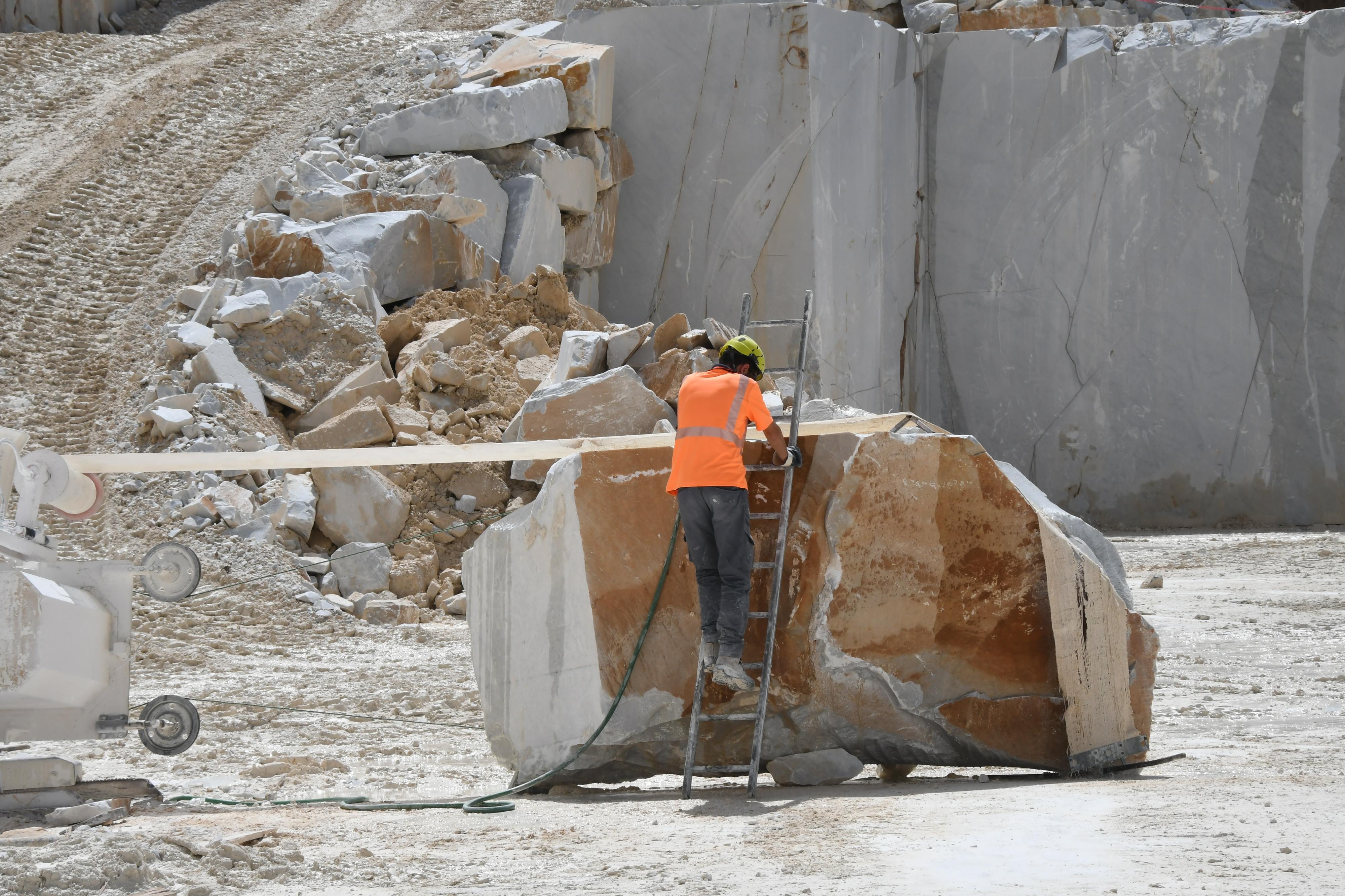 Cave di Carrara e ambiente: violazioni al monte. Raffica di multe alle imprese