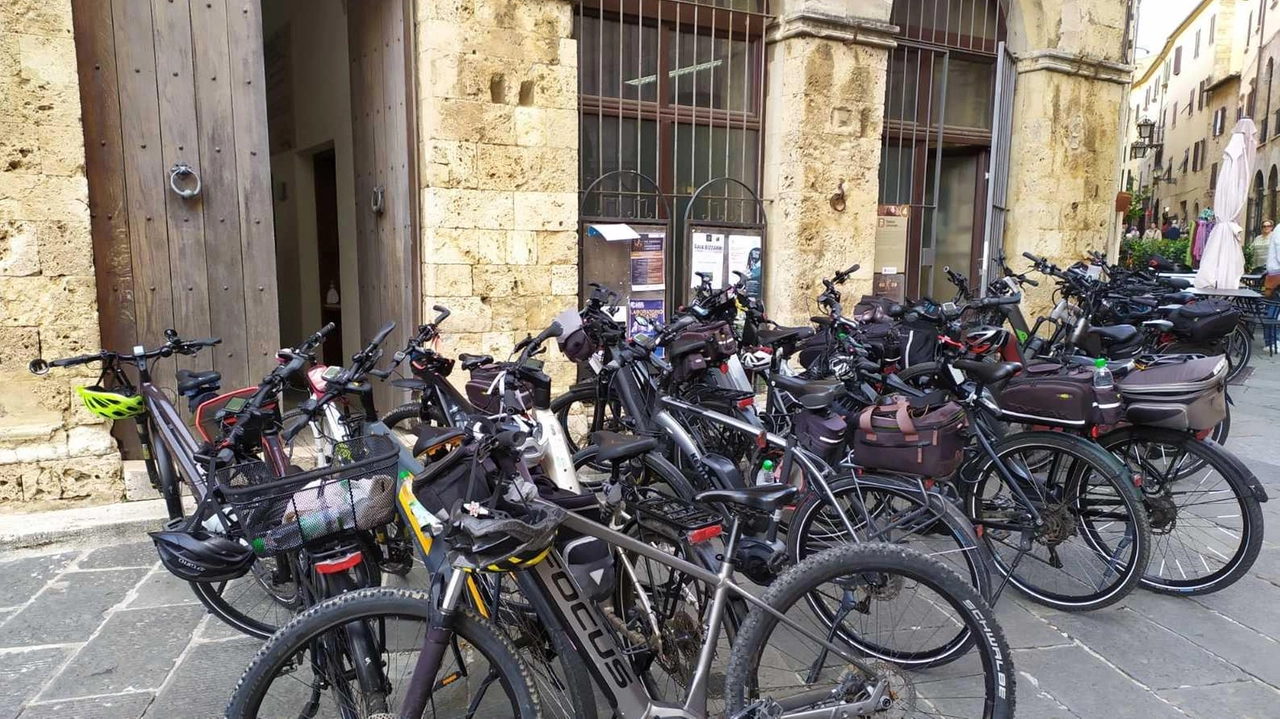 Un’immagine della sosta delle biciclette arrivate in piazza nel weekend Alcune di queste ostacolavano l’accesso in Comune