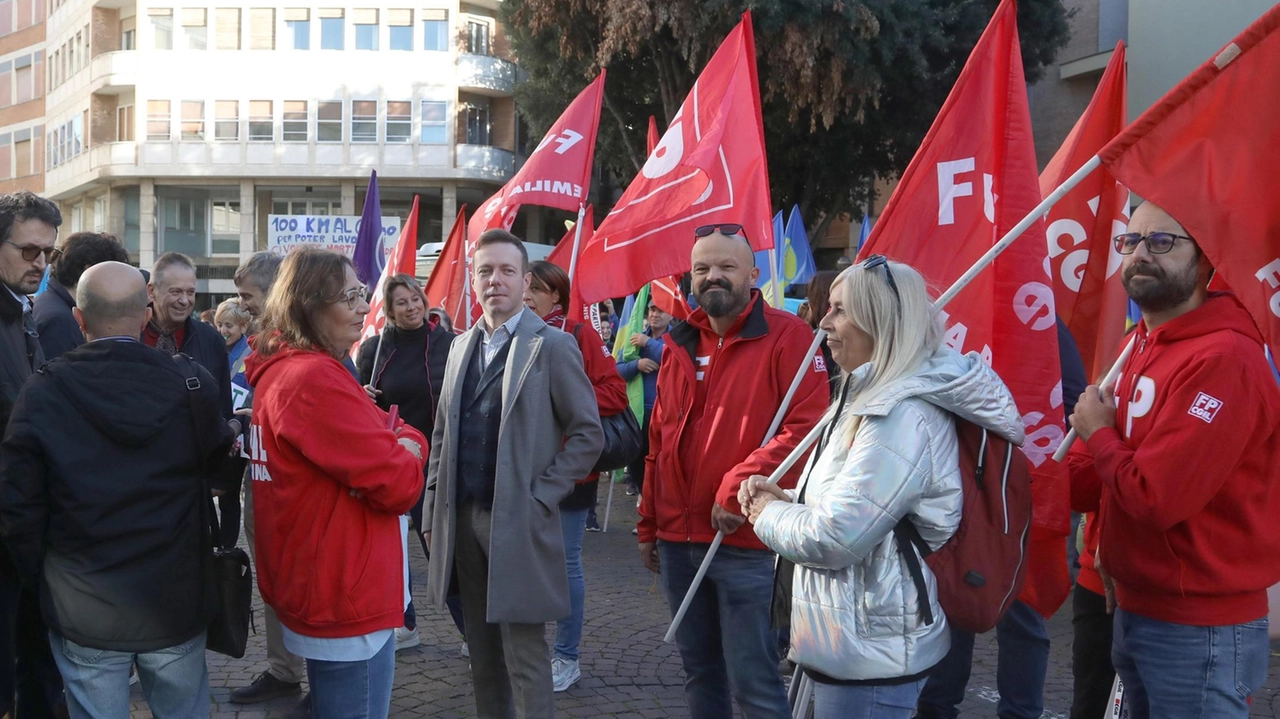 La manifestazione di Cgil, Cisl e Uil: "Disagi per i servizi sanitari sul territorio, serve una struttura adeguata". La richiesta a Regione, Asl Toscana centro e Comune: "È necessaria una forte sinergia di intenti". .