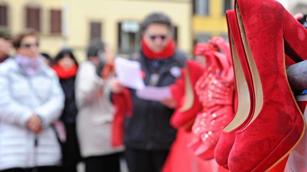 Scarpe rosse, il simbolo della violenza sulle donne (foto d’archivio)