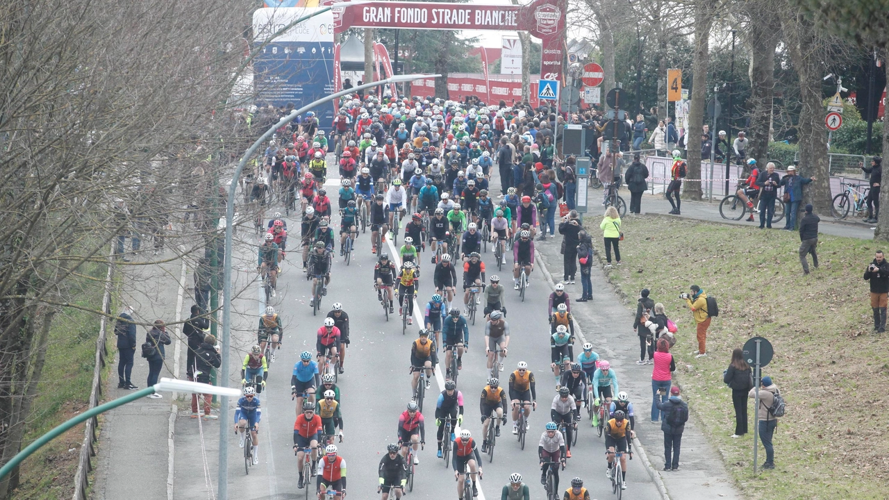 La Gran Fondo Strade Bianche (foto Paolo Lazzeroni)