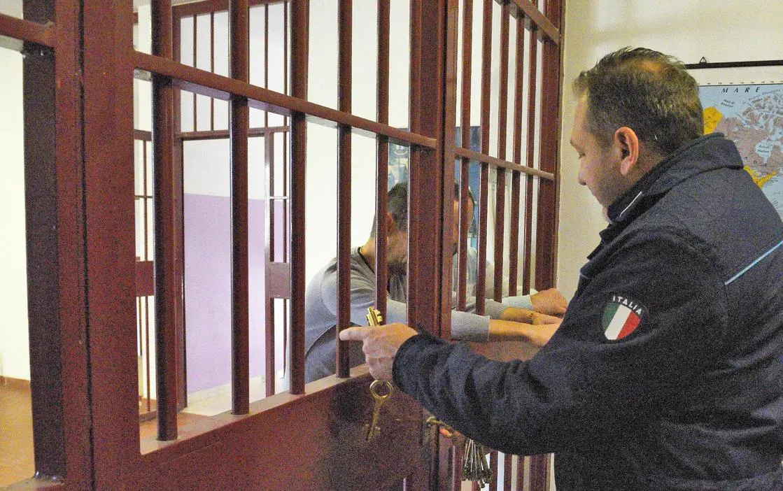 Evade dai domiciliari a Grosseto e rapina un supermercato a Massa: arrestato 30enne