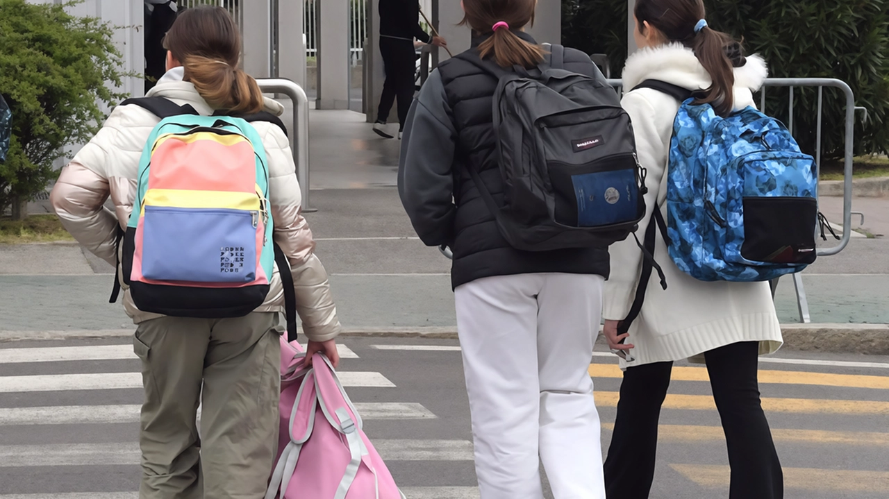 Alcune studentesse all’uscita dalla scuola Il preside Maurizio Berni spiega: «Vogliamo rendere consapevoli i ragazzi di ciò che è stato fatto» (foto d’archivio)