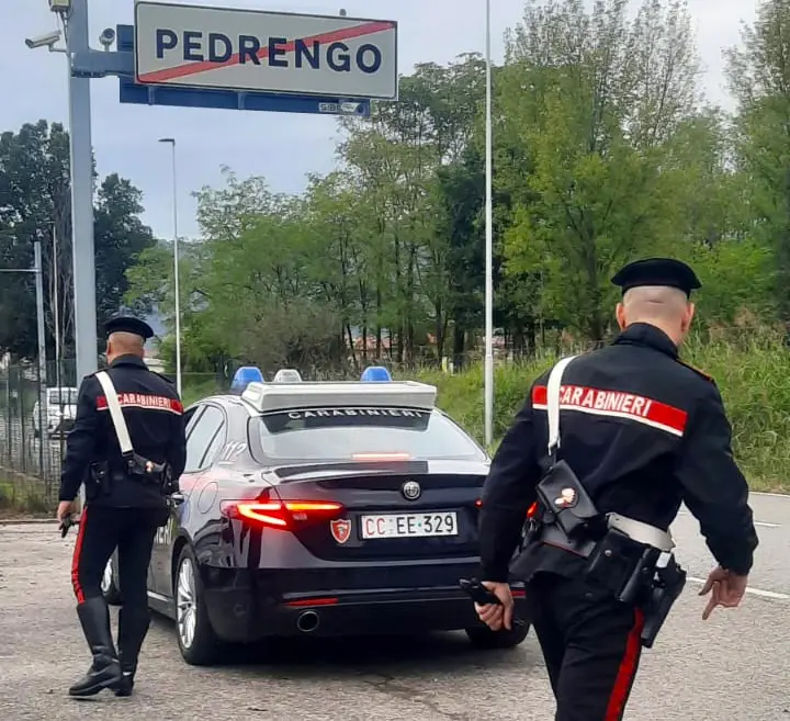 Tredicenne porta pistola e proiettili a scuola. La denuncia dopo le foto scattate con gli amici