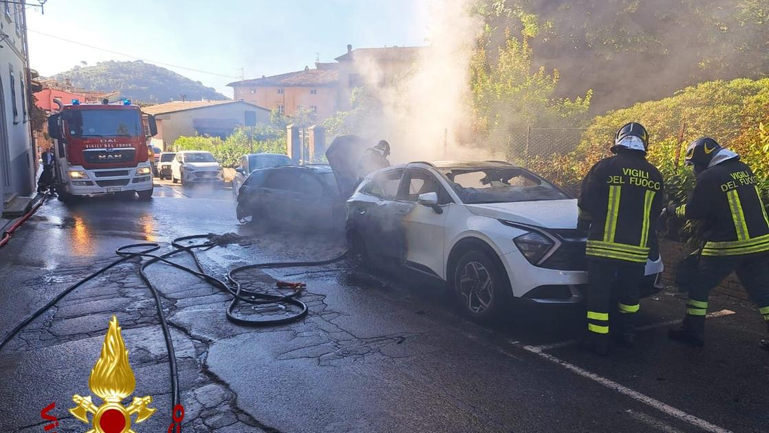 Incendio a Buti, auto prende fuoco in via Frediani