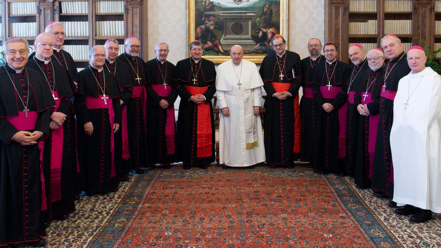 Un momento dell'incontro di lunedì 4 marzo: i vescovi con Papa Francesco