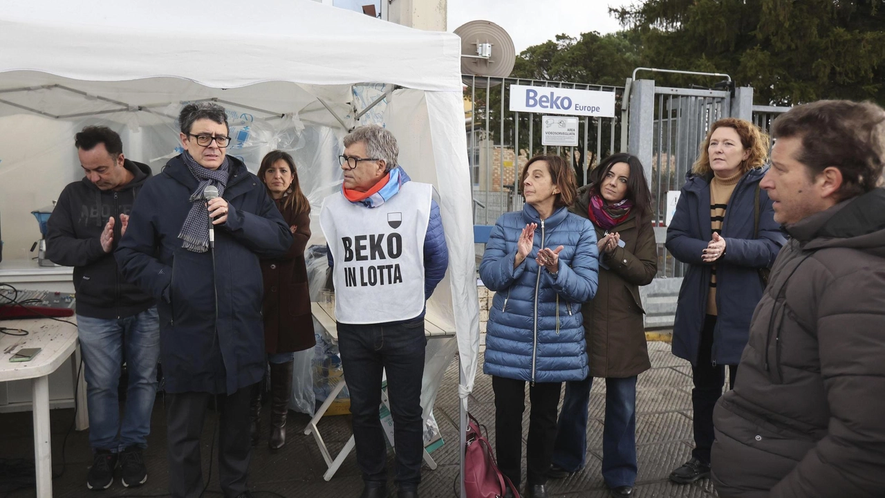 Il rettore dell’Università degli studi di Siena, Roberto Di Pietra, durante la visita al presidio dei lavoratori Beko davanti ai cancelli della fabbrica Presenti anche la presidente della Provincia, Agnese Carletti, e le consigliere regionali Pd, Paris e Rosignoli