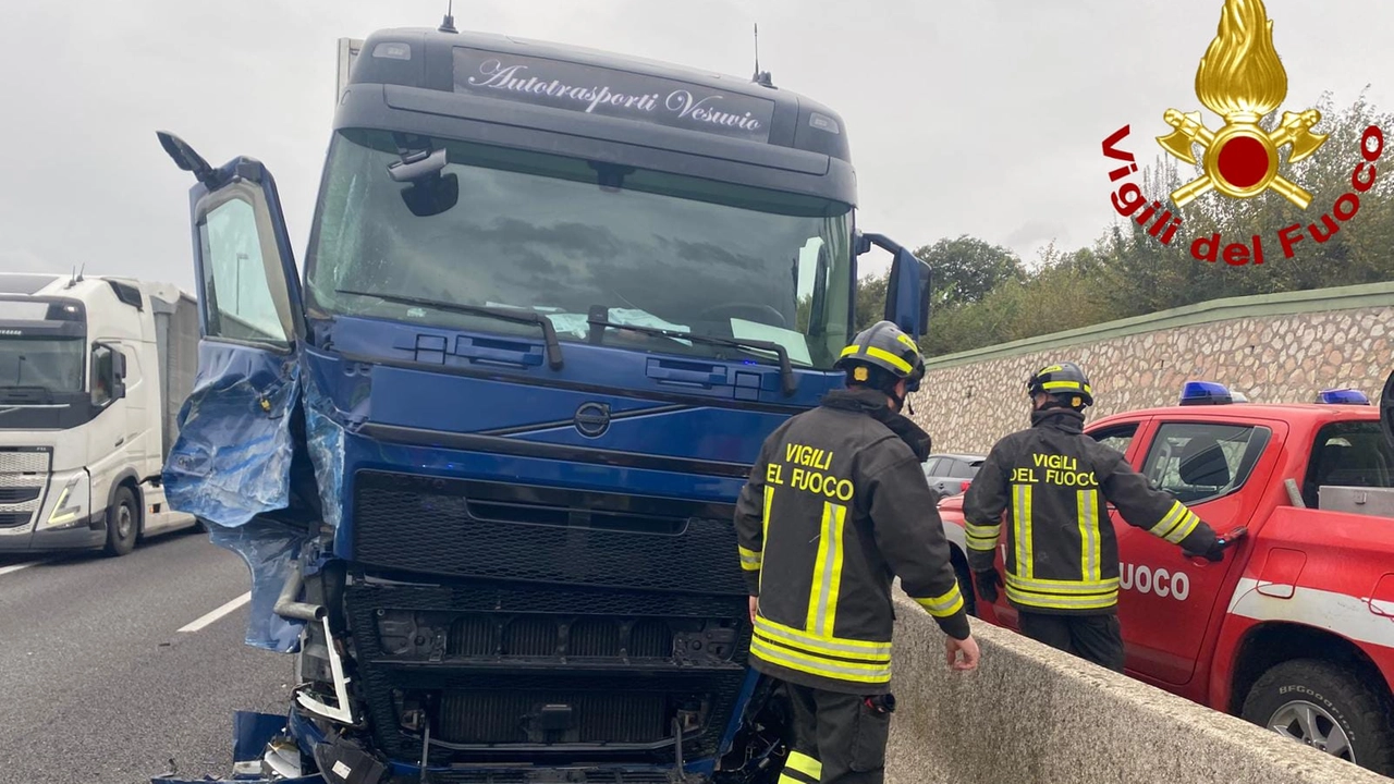 L’incidente sul raccordo in direzione Terni. L’intervento dei vigili del fuoco