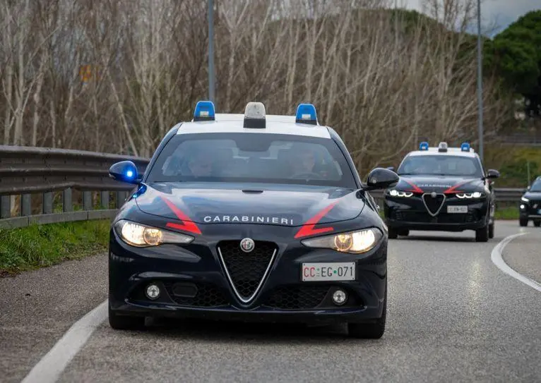 Banda di ladri in trasferta. Uno si lancia dal ponte