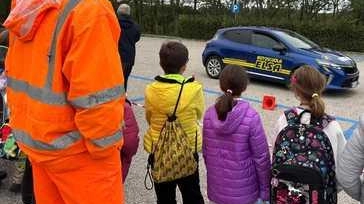 Gli alunni delle scuole di Castellina, Gaiole e Radda in Chianti partecipano a un evento educativo sulle buone pratiche alla guida, promosso dall'Associazione Nazionale Carabinieri in Congedo. L'iniziativa mira a sensibilizzare i giovani sull'importanza della responsabilità stradale.