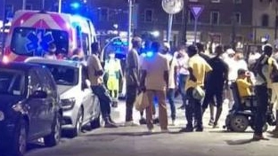 Una rissa di notte in una foto di repertorio. A Marina di Carrara un ristoratore racconta una folle serata di violenza