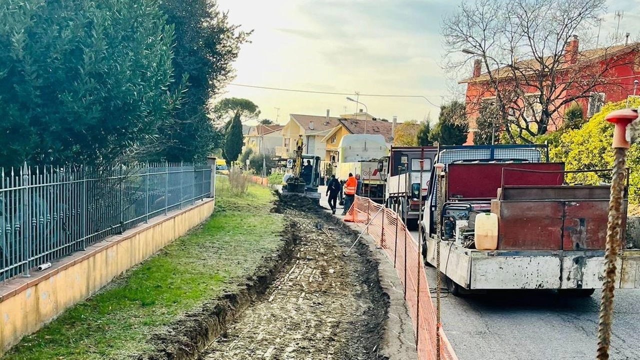 Un cantiere per la realizzazione di un nuovo marciapiede (. foto di repertorio