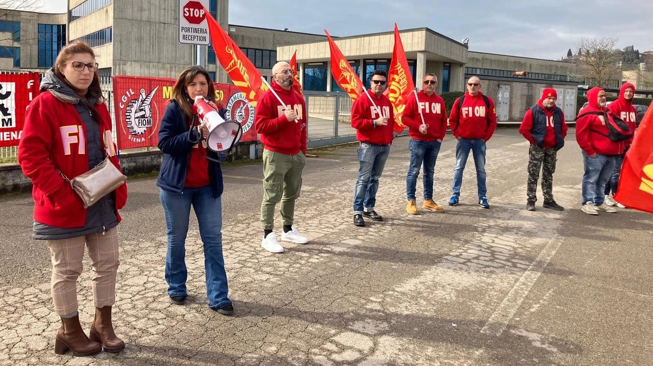 Il presidio della Fiom Cgil davanti alla Pr Industrial-Pramac di Casole