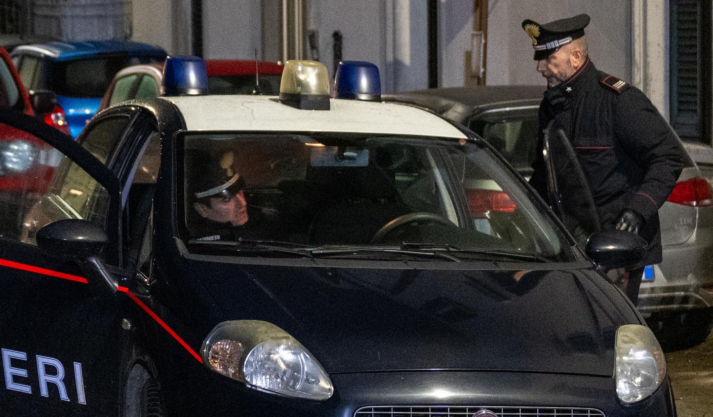 Trovato morto in casa. “Ha una ferita sul collo”, indagano i carabinieri