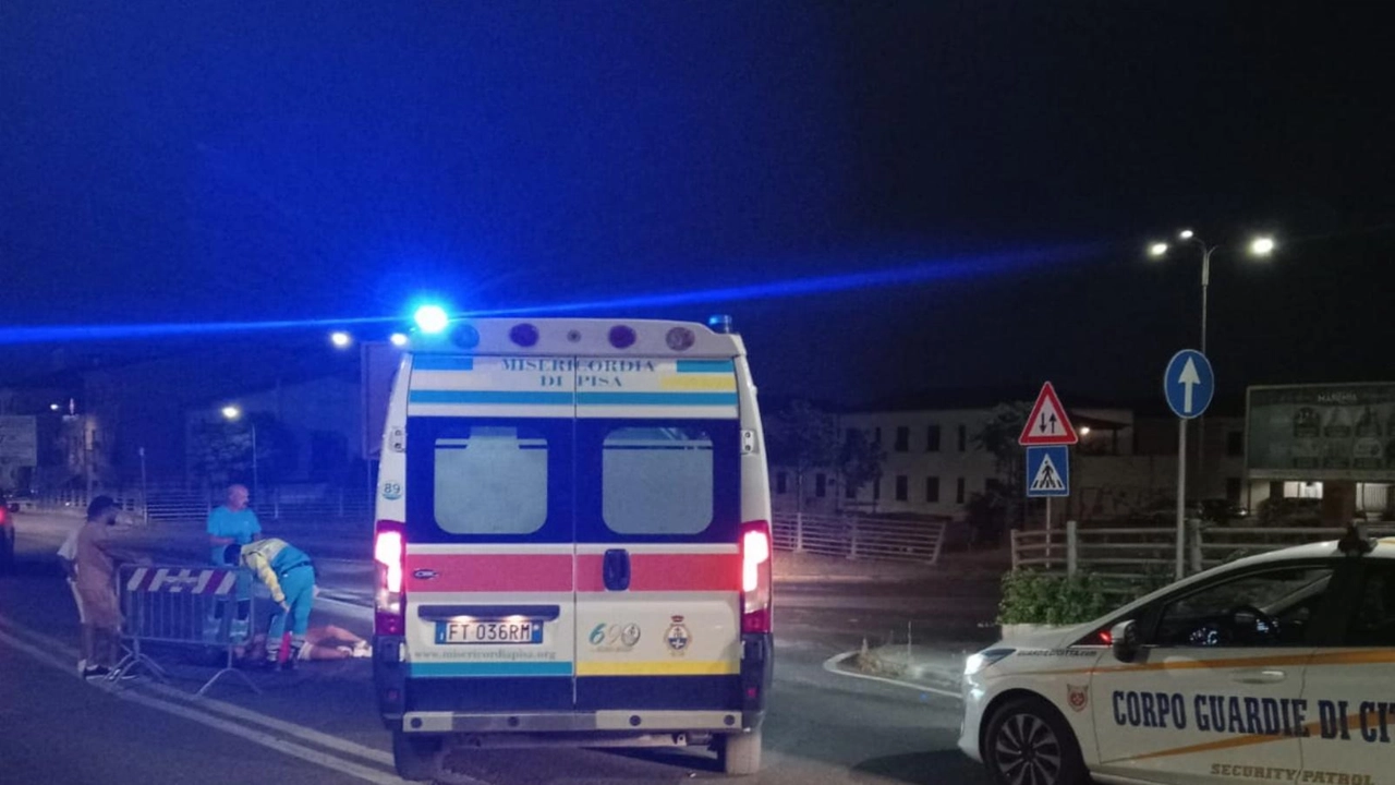 L’arrivo dell’ambulanza con le. due pattuglie delle Guardie di Città che hanno fatto da scudo alla ragazza ferita per strada