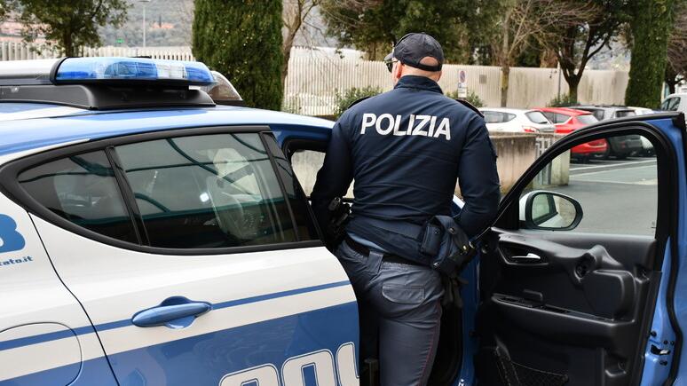 Tenta la truffa del finto incidente, la polizia interviene mentre la vittima stava dando i soldi