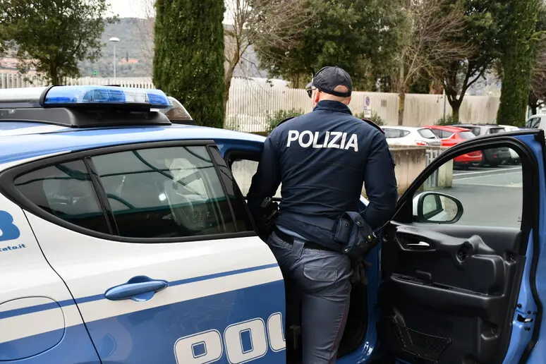 Tenta la truffa del finto incidente, la polizia interviene mentre la vittima stava dando i soldi