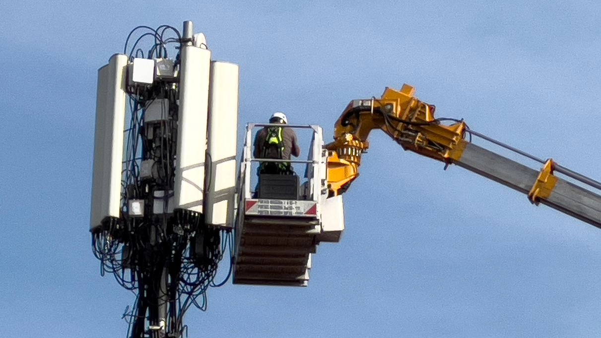 Protesta fra i residenti di Grignano per l’installazione di una nuova antenna 5G vicino alle. case e a un campo sportivo