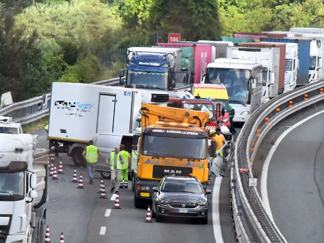 La vittima dell'incidente in A12 è un 32enne residente a Piombino (Foto Pasquali)