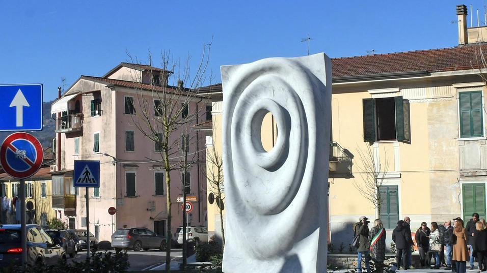 Via i rovi da San Francesco. Inaugurata l’aiuola verde. Al centro l’opera di Ogata