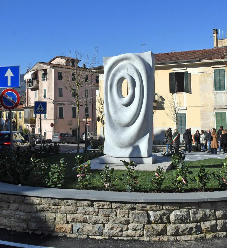 Via i rovi da San Francesco. Inaugurata l’aiuola verde. Al centro l’opera di Ogata