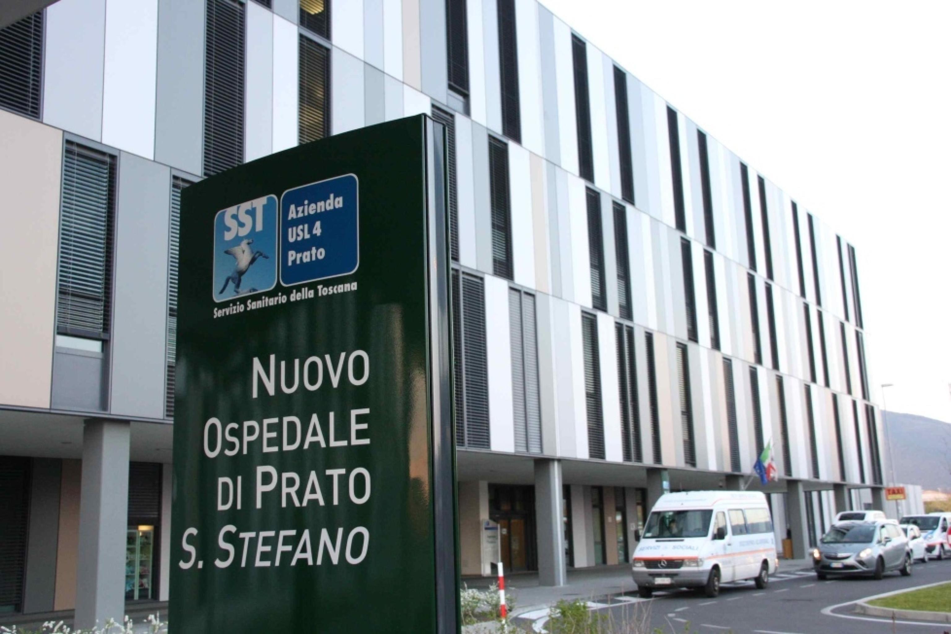 Terrore al pronto soccorso di Prato: ragazzino distrugge i locali e ferisce alla testa un vigilante